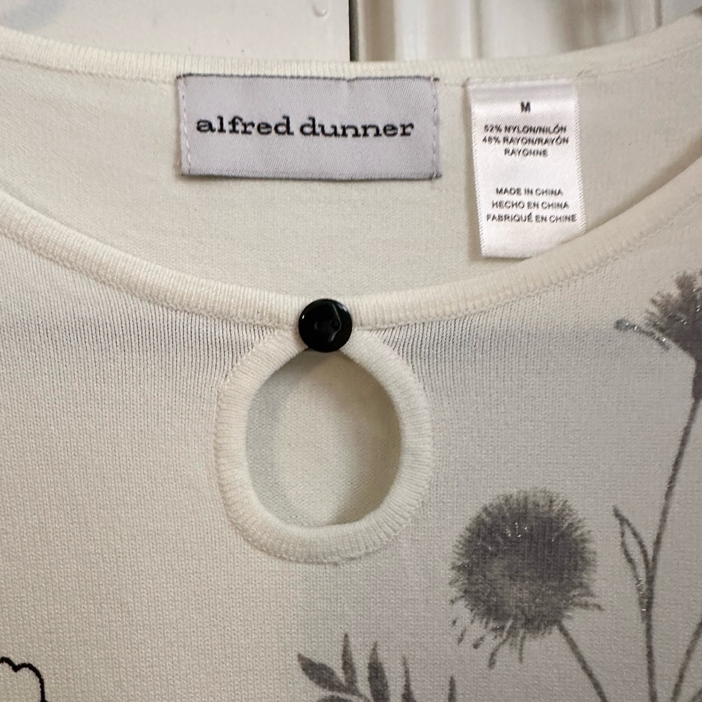 Alfred Dunner Cream 3/4 Sleeve Graphic Blouse - Picture 2 of 8
